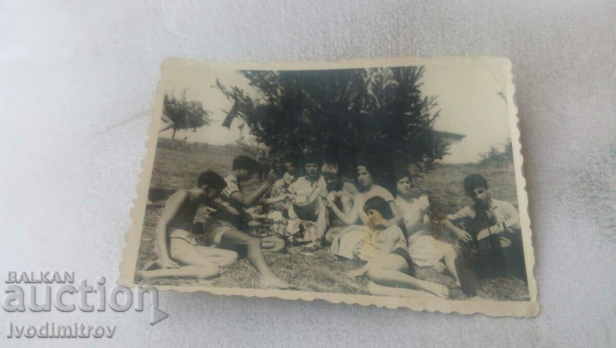 Fotografie Tineri la picnic