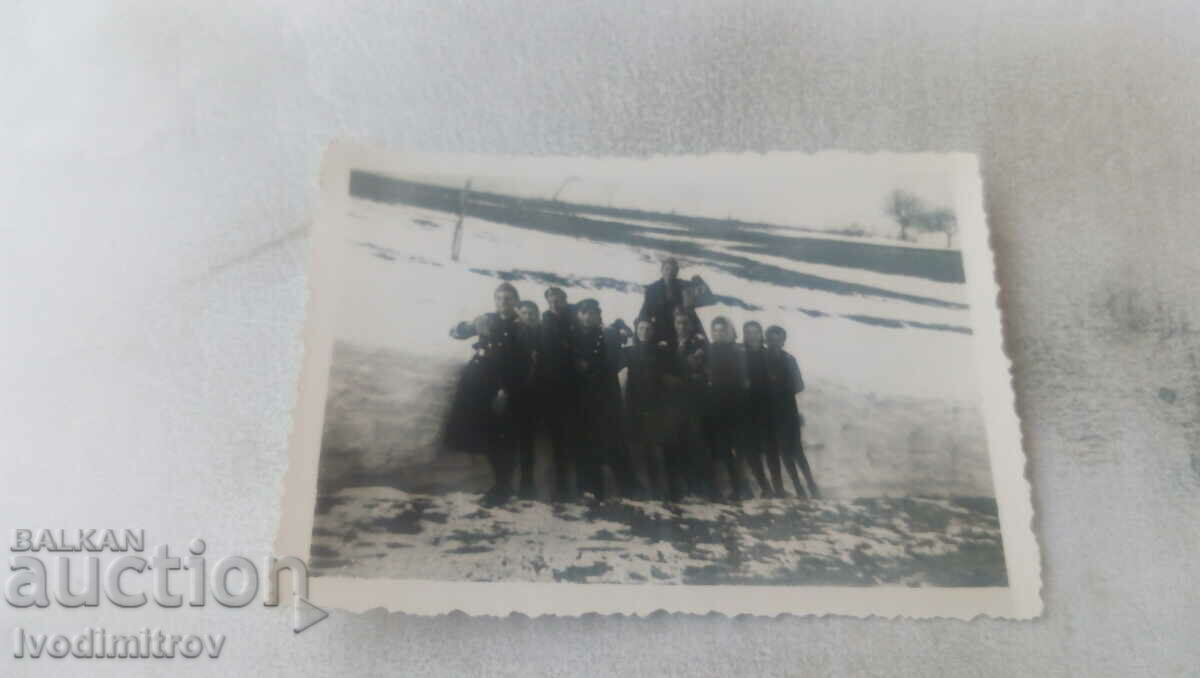 Fotografie Satul Polyane Tineri și femei lângă un banc de zăpadă 1934