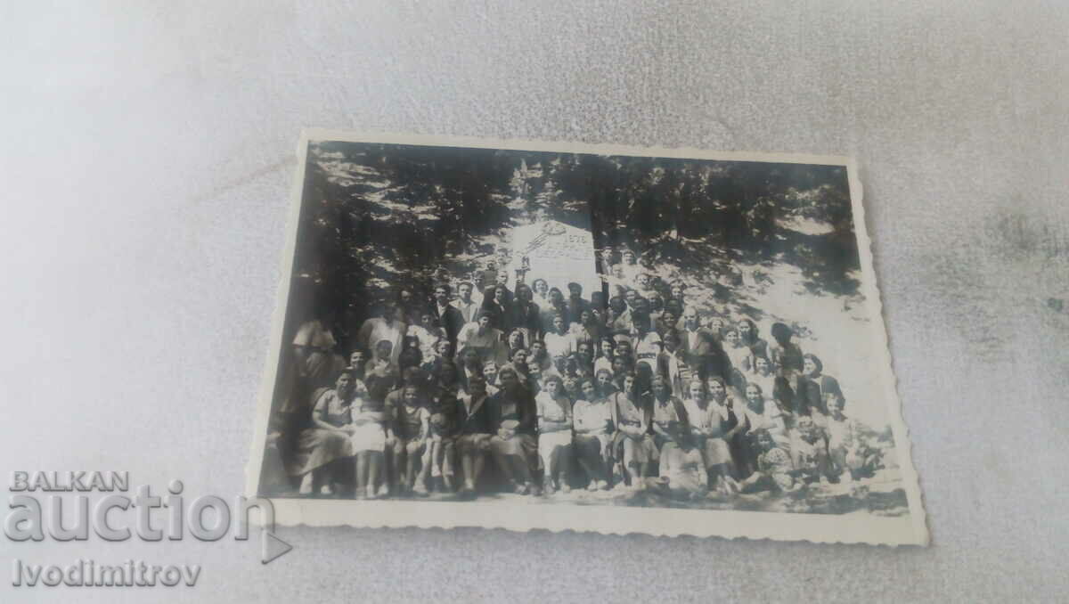 Photo Oborishte Men, women and children in front of the monument
