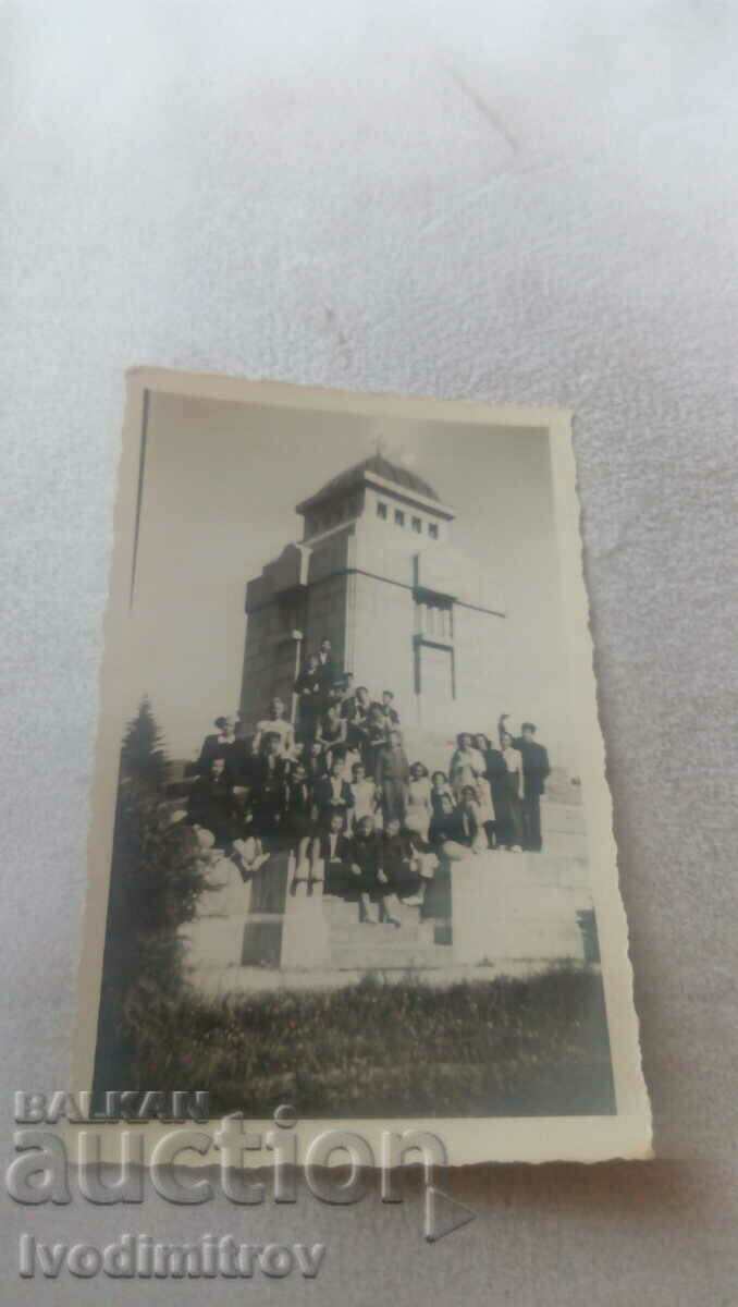 Снимка Копривщица Младежи пред паметник-костница 1955