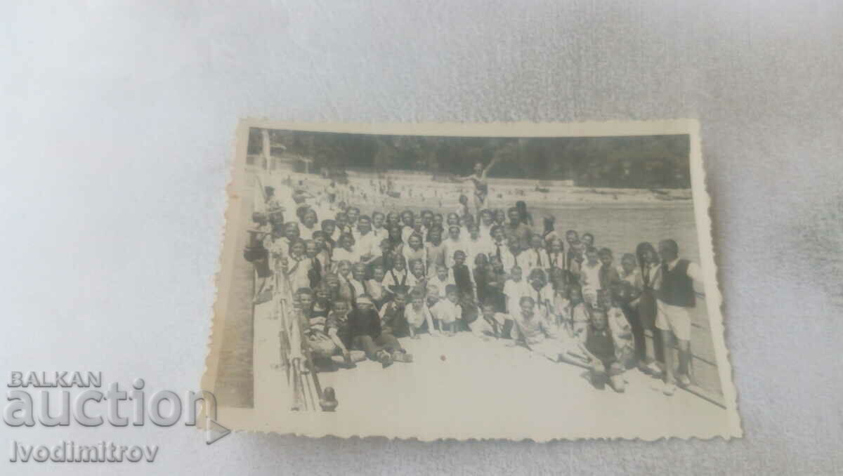 Снимка Варна Момчета и момичета на мостика 1948