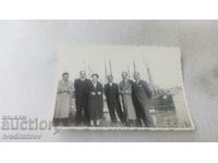 Foto Femeie și cinci bărbați în fața bărcilor cu pânze
