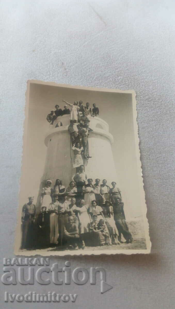 Photo Burgas Young men and women at the lighthouse