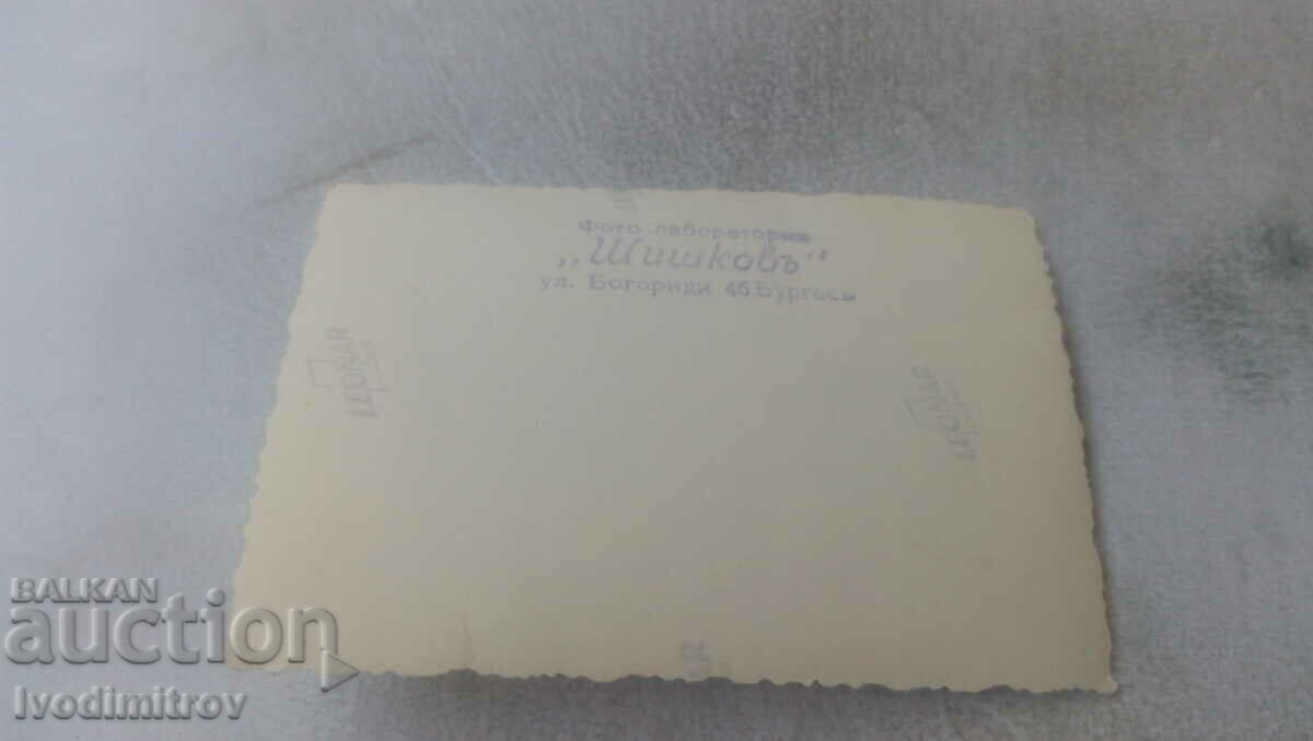 Снимка Ловци на коне и мъже на площада на селото с цена 2.45 лв. | € 1.25 Снимка Ловци на коне и мъже на площада на селото с цена 2.45 лв. | € 1.25