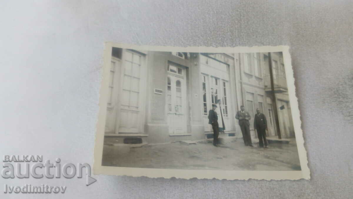 Foto Trei bărbați pe trotuar