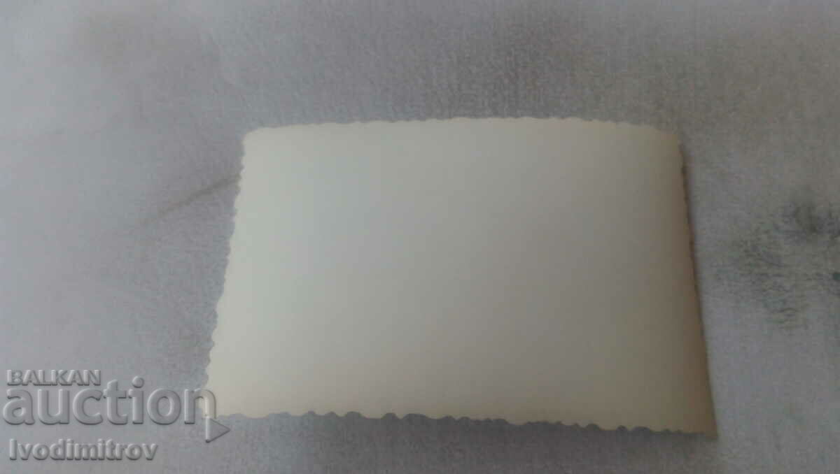 Fotografie Bărbați și femei în fața monumentului Petleshkov cu preț 0.75 BGN | € 0.38 Fotografie Bărbați și femei în fața monumentului Petleshkov cu preț 0.75 BGN | € 0.38