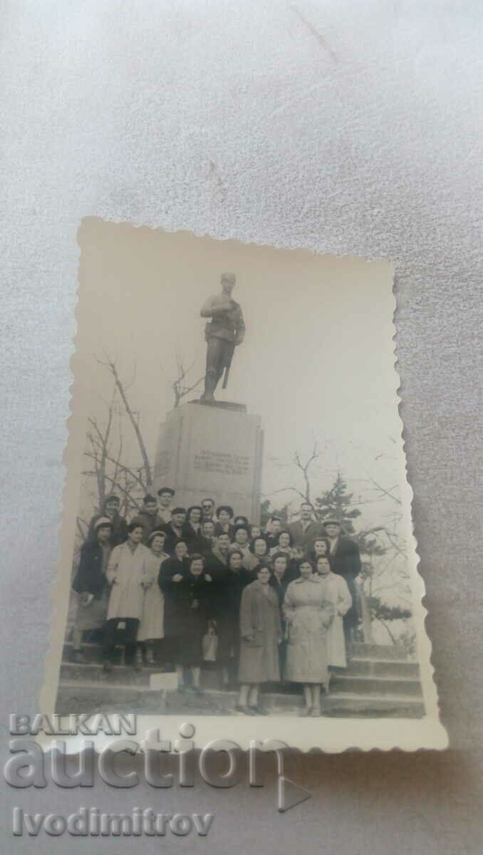 Photo Men and women in front of the Petleshkov monument
