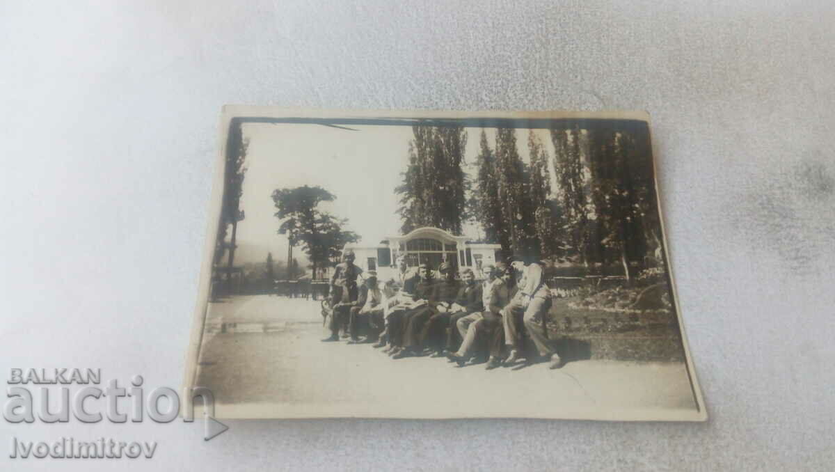 Φωτογραφία Νεαροί άνδρες στο πάρκο