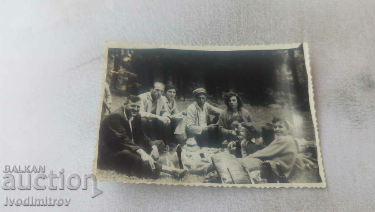 Εικόνα Άνδρες γυναίκες και παιδιά σε ένα πικνίκ σε ένα λιβάδι