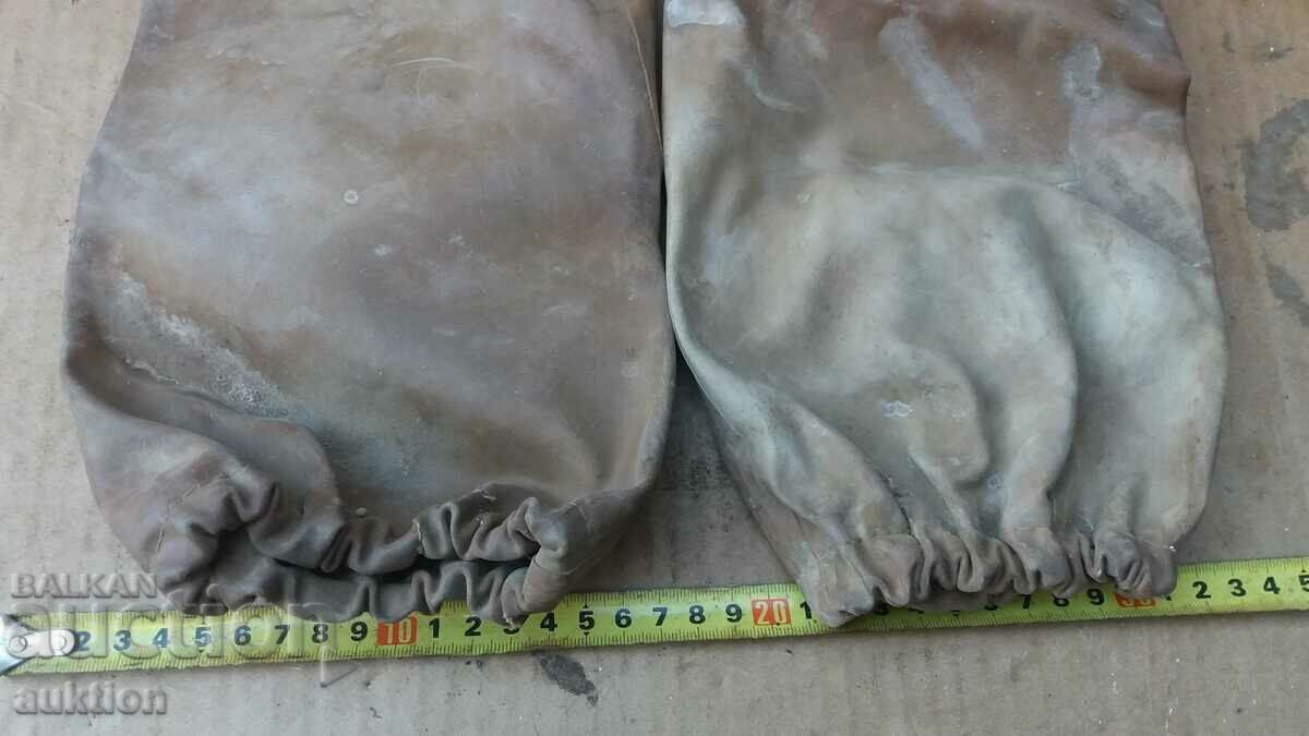 CHEMICAL GLOVES 1957 NOT USED - 5 CHEMICAL GLOVES 1957 NOT USED - 5