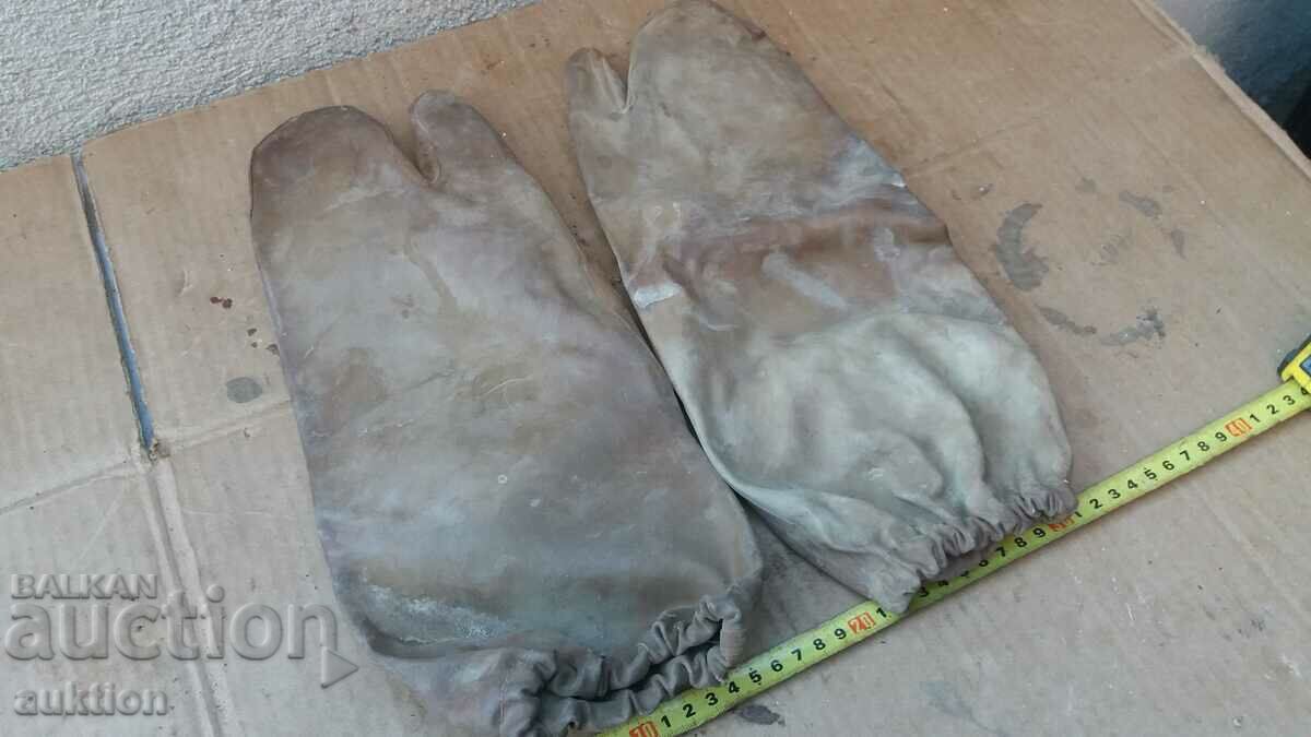 CHEMICAL GLOVES 1957 NOT USED - 6 CHEMICAL GLOVES 1957 NOT USED - 6