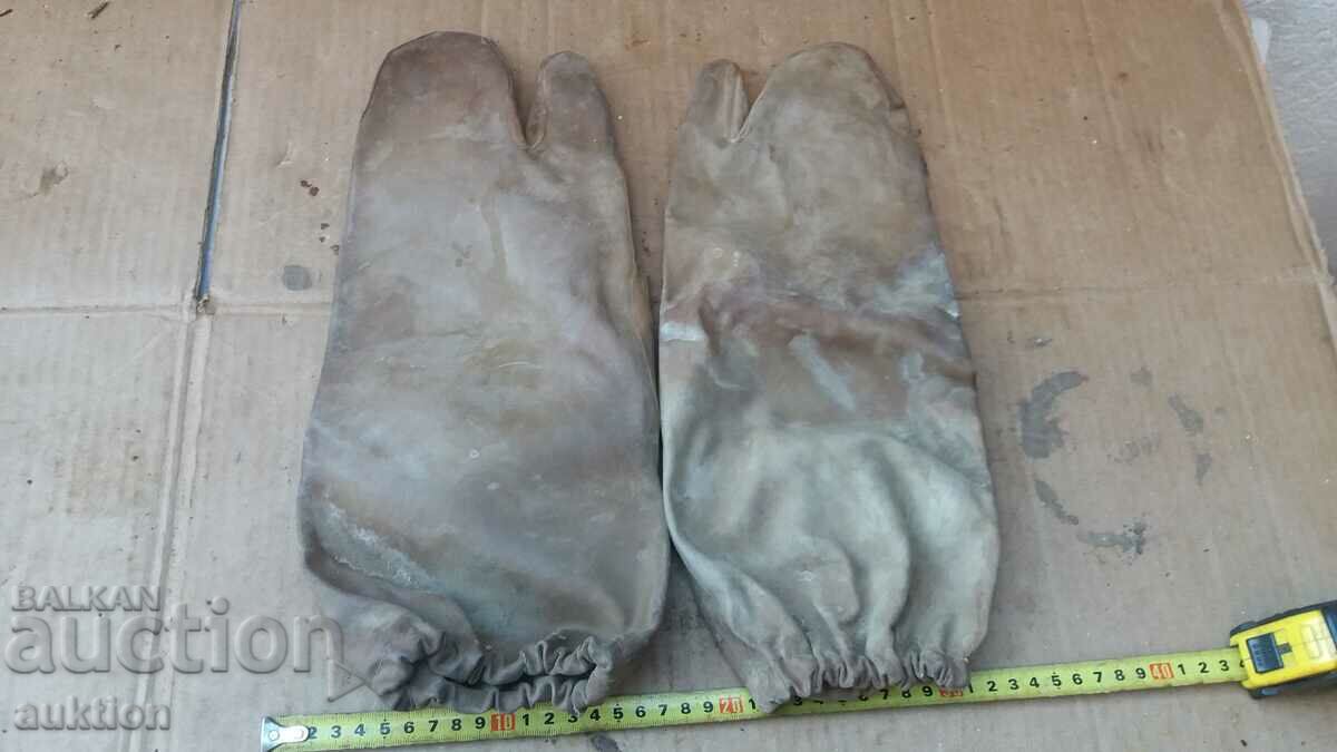 CHEMICAL GLOVES 1957 NOT USED - 7 CHEMICAL GLOVES 1957 NOT USED - 7