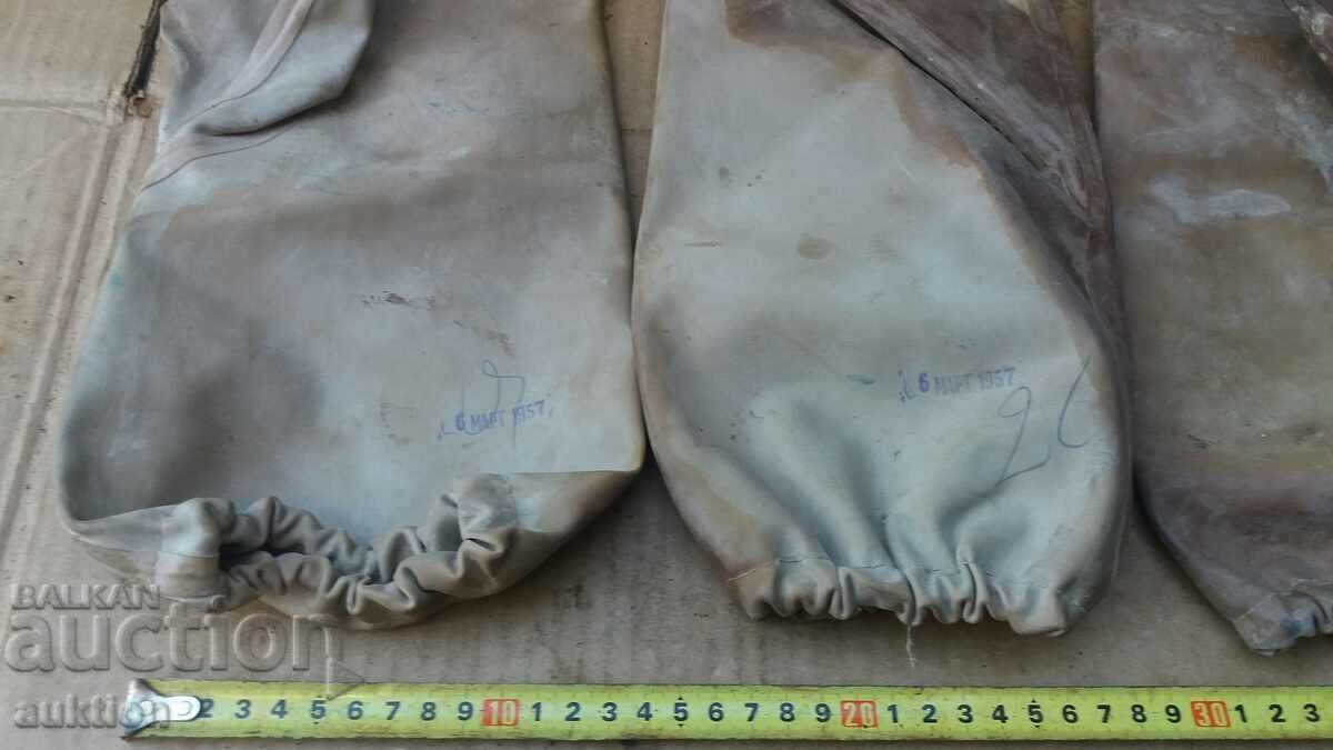 CHEMICAL GLOVES 1957 NOT USED - 6 CHEMICAL GLOVES 1957 NOT USED - 6