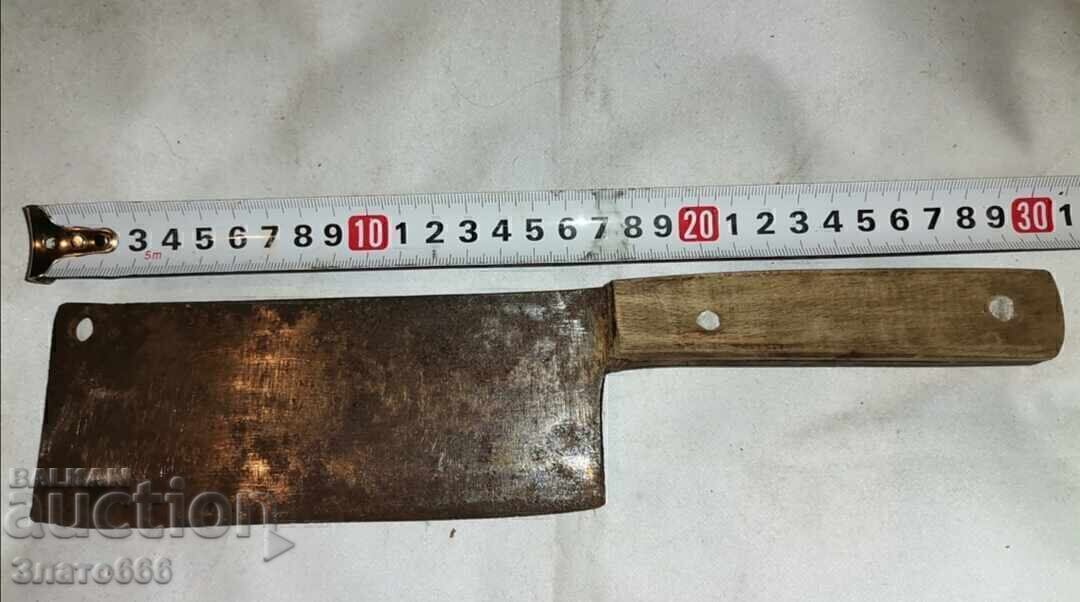 Стар, кован сатър