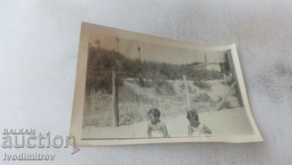 Foto Doi copii mici pe plajă