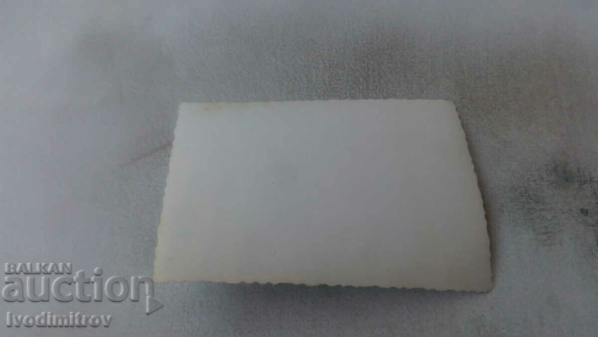 Foto Fată tânără în fața unui hotel cu preț 0.85 BGN | € 0.43 Foto Fată tânără în fața unui hotel cu preț 0.85 BGN | € 0.43