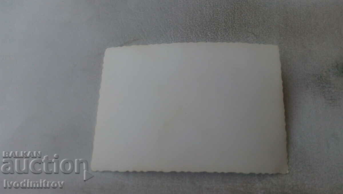 Photo A young man and two girls at the entrance to the beach with price 1.35 BGN | € 0.69 Photo A young man and two girls at the entrance to the beach with price 1.35 BGN | € 0.69