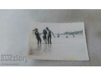 Снимка Младеж и две девойки на входа на брега на морето