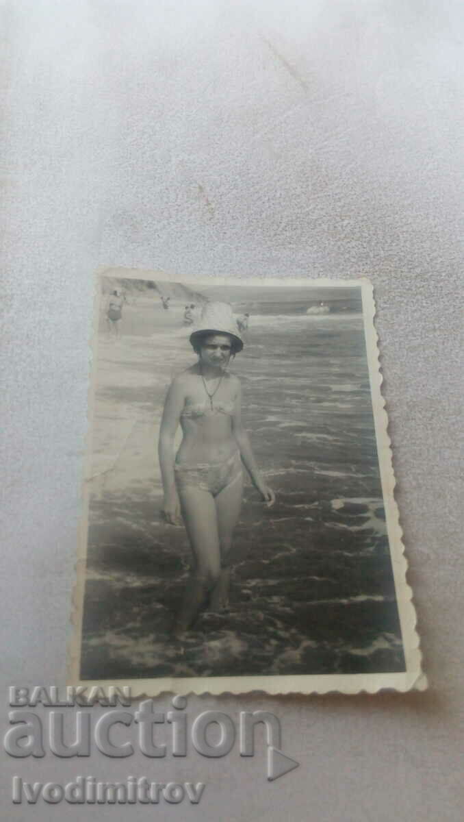 Снимка Млада момиче на брега на морето 1963