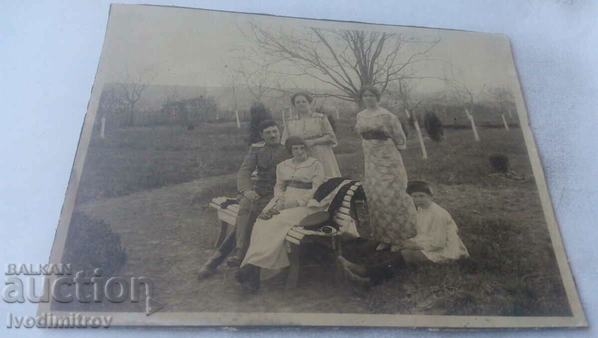 Υπεύθυνος φωτογραφίας τρεις γυναίκες και ένα αγόρι στο Carton Park