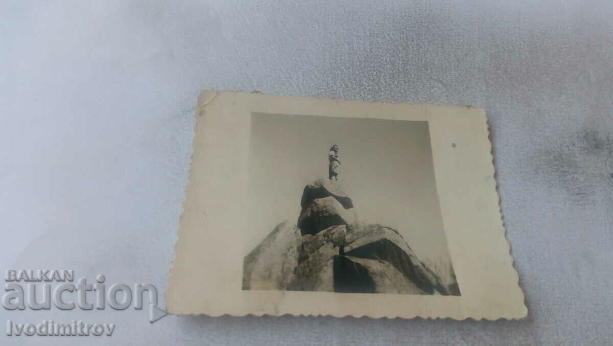 Photo Young woman on top of a cliff