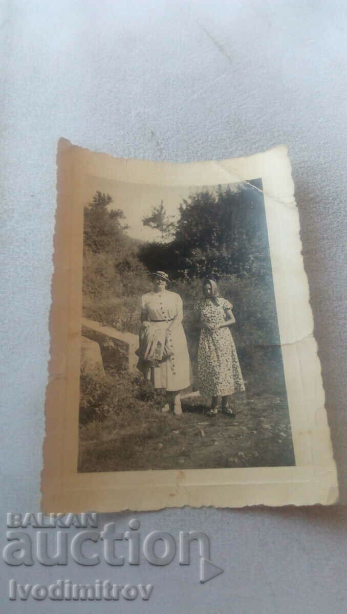Снимка Две жени в парка