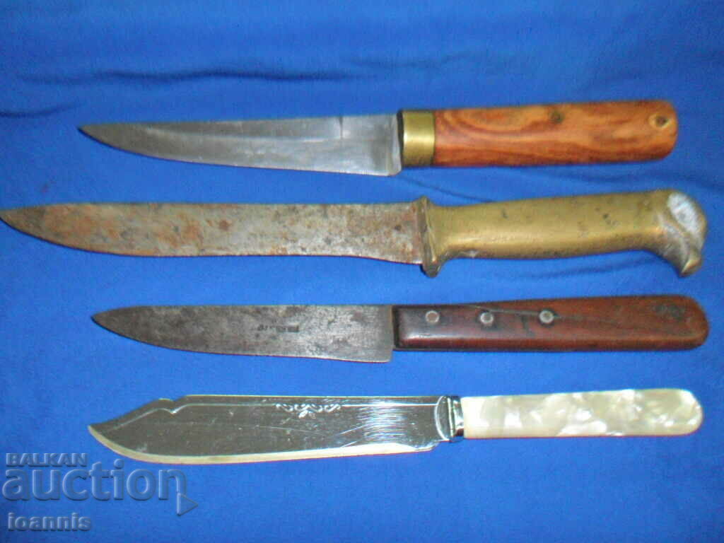 O mulțime de cuțite vechi