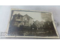 Φωτογραφία Καρότσια μπροστά από παλιά σπίτια