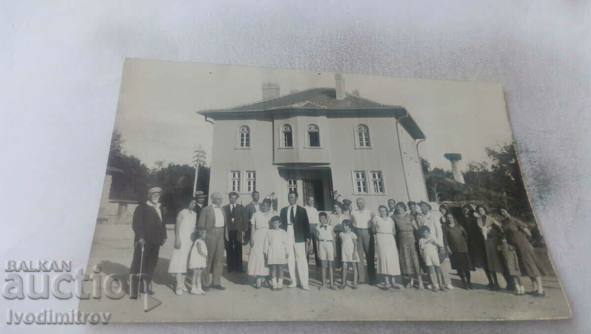 Φωτογραφία Άνδρες, γυναίκες και παιδιά μπροστά στον Τηλέγραφο του Ταχυδρομείου