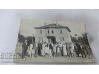 Fotografie Bărbați, femei și copii în fața Oficiului Poștal Telegraf Telegraf