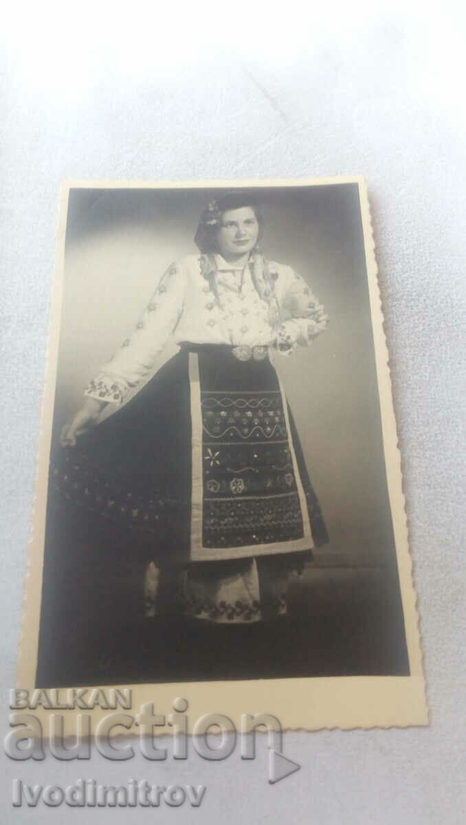 Φωτογραφία Νεαρή γυναίκα με παραδοσιακή φορεσιά