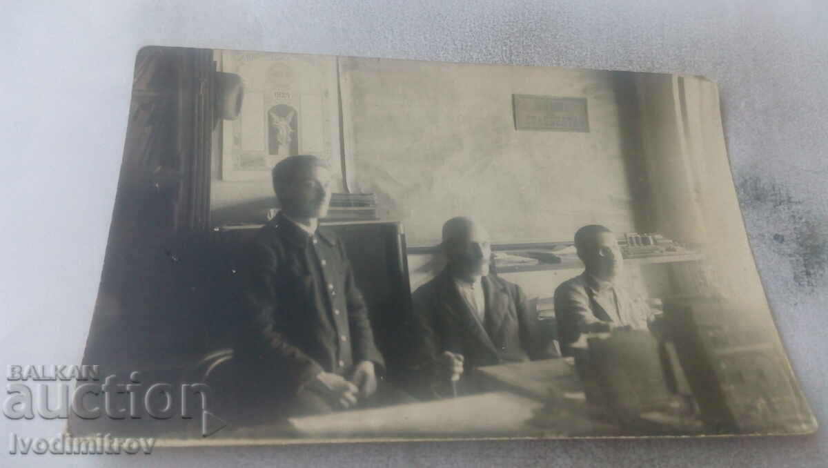 Снимка Трима мъже в кабинета на Началникъ на Станцията 1924