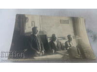 Foto Trei bărbați în biroul șefului de stație 1924