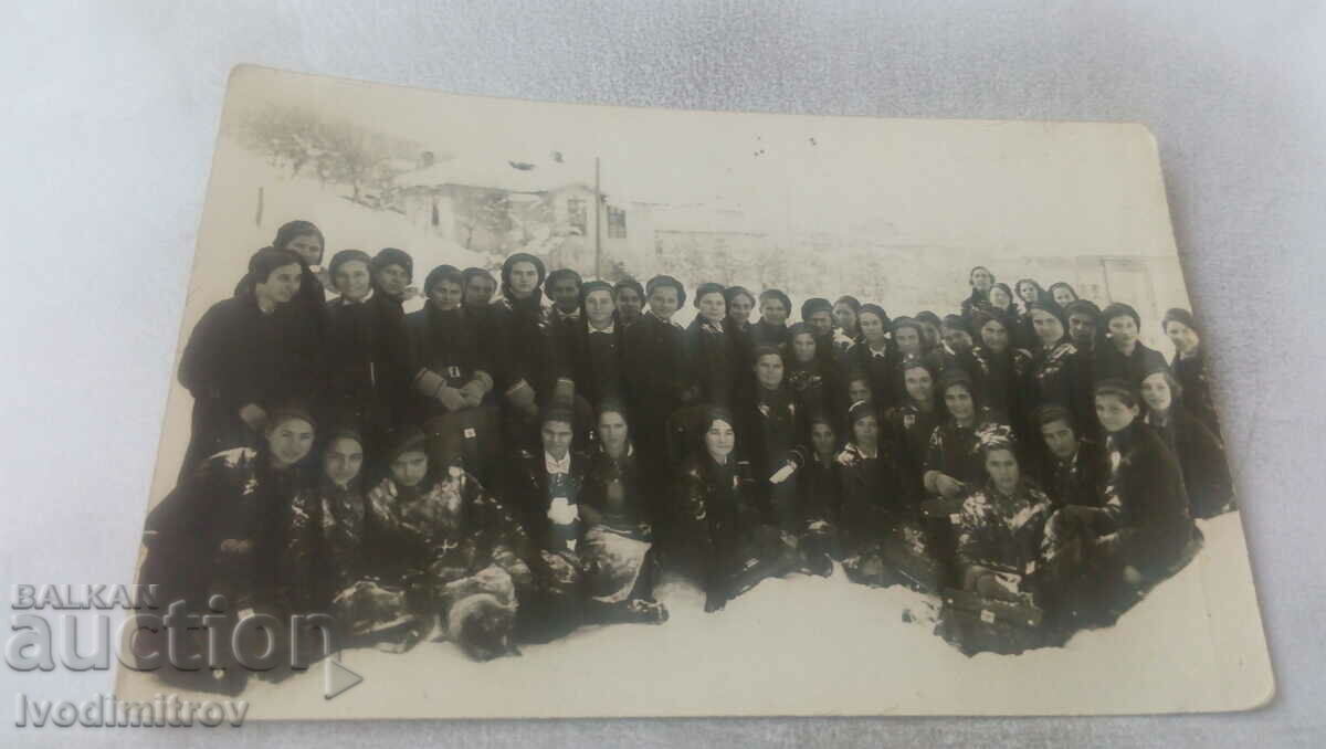 Foto Şcolăriţe cu profesorul lor pe stradă iarna