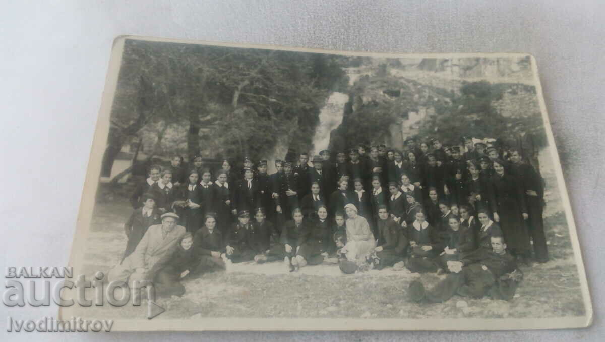 Foto Elevii cu profesorii lor în fața unei cascade