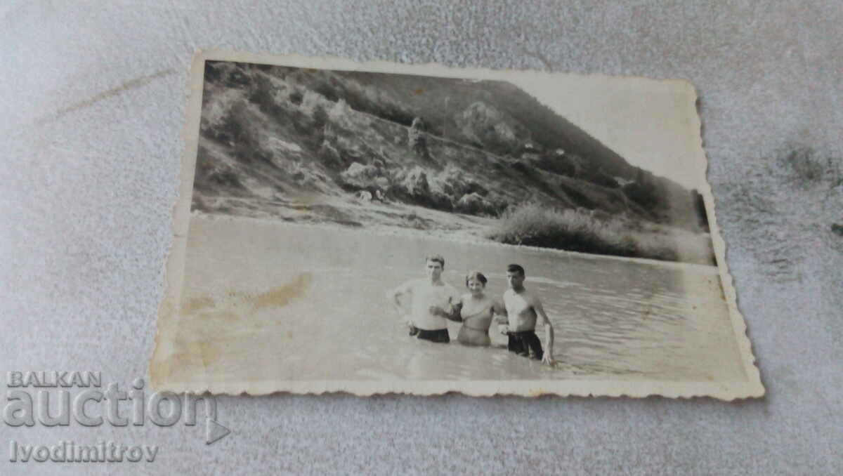 Photo Rebrovo Station Δύο νεαροί άνδρες και ένα κορίτσι στην παραλία 1935
