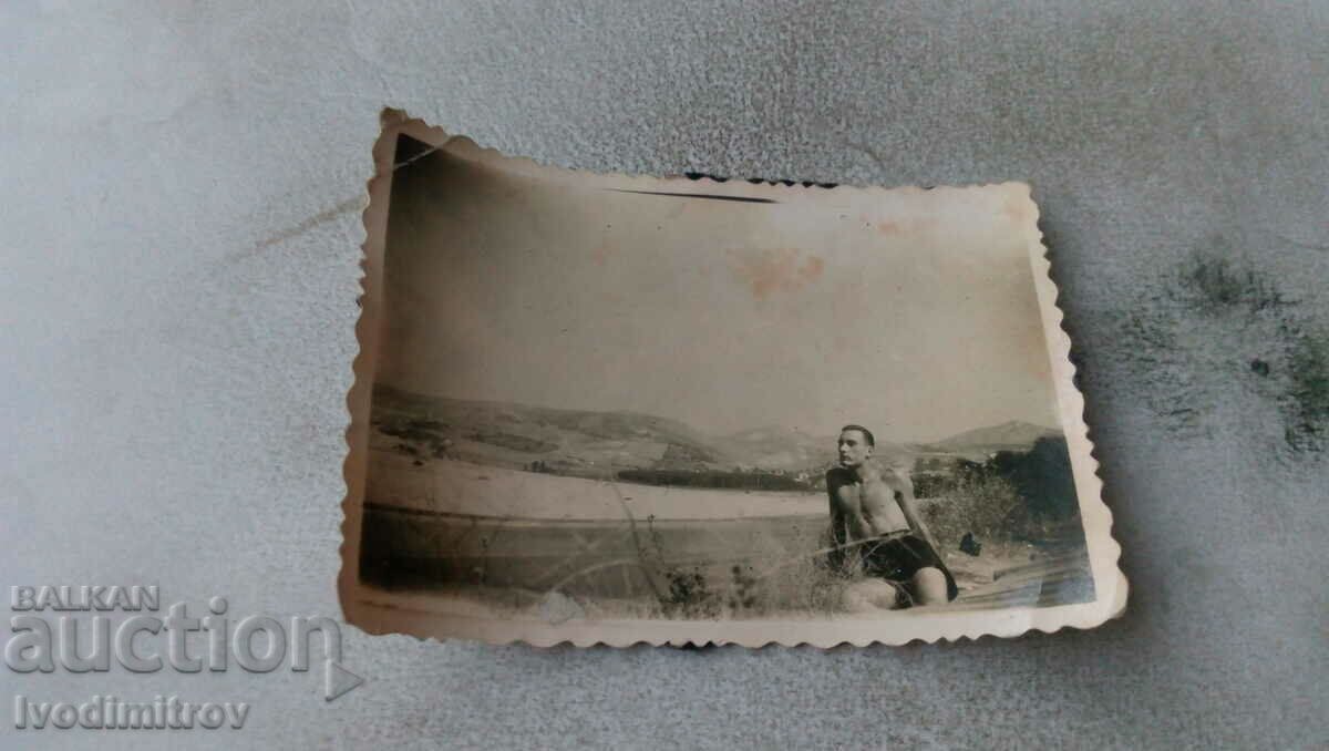 Φωτογραφία Άνδρας με σορτς δίπλα σε ένα ποτάμι