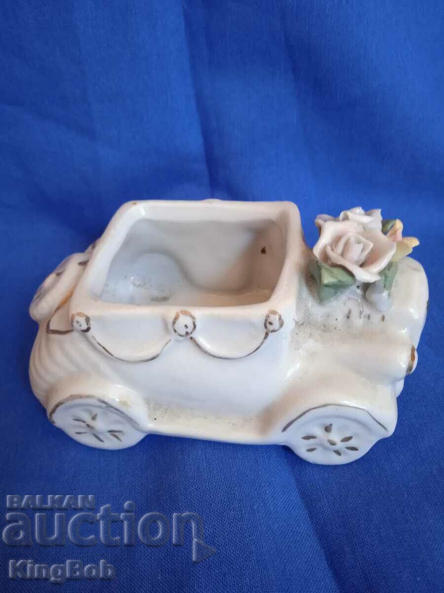Auction VINTAGE PORCELAIN FIGURE "HOLIDAY CAR" Auction VINTAGE PORCELAIN FIGURE "HOLIDAY CAR"