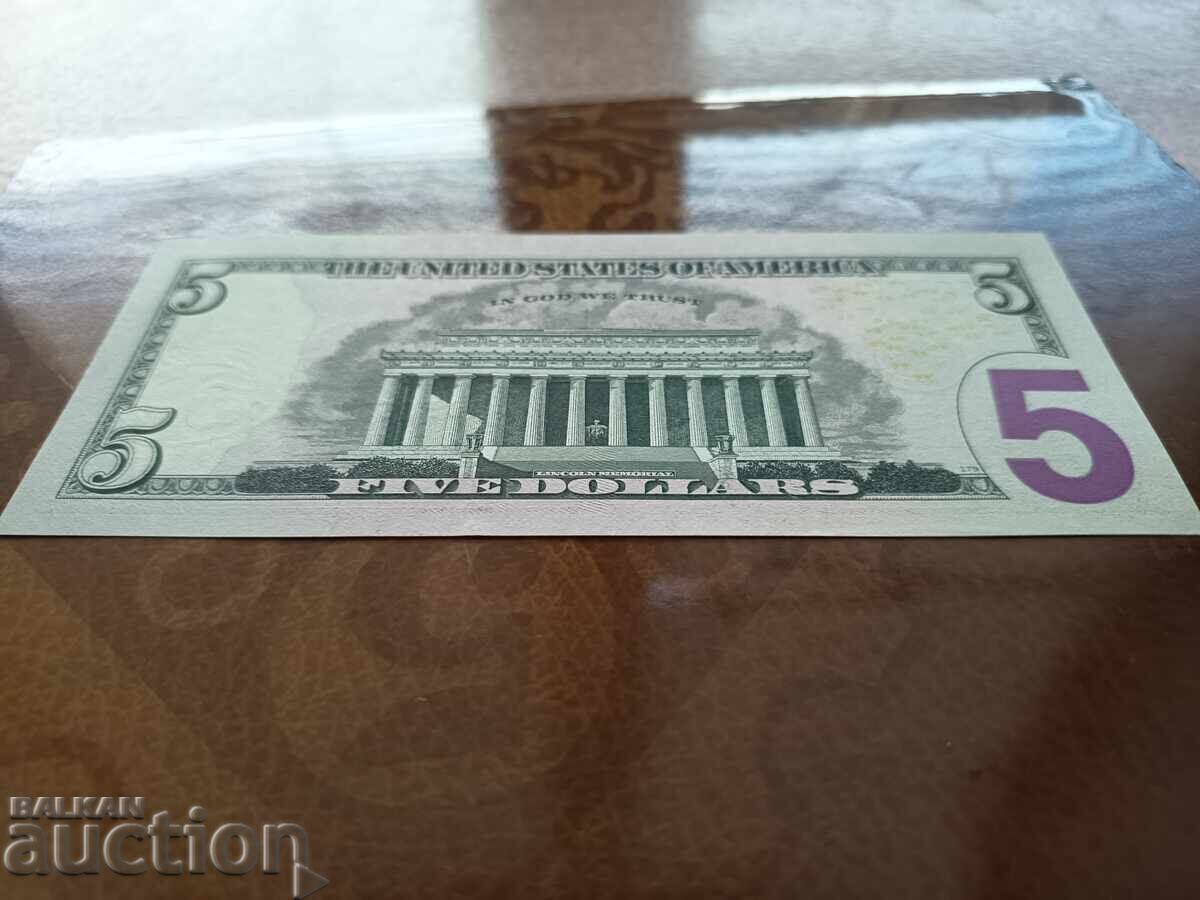 Delivery of US 5 Dollar Note from 2013 UNC Delivery of US 5 Dollar Note from 2013 UNC