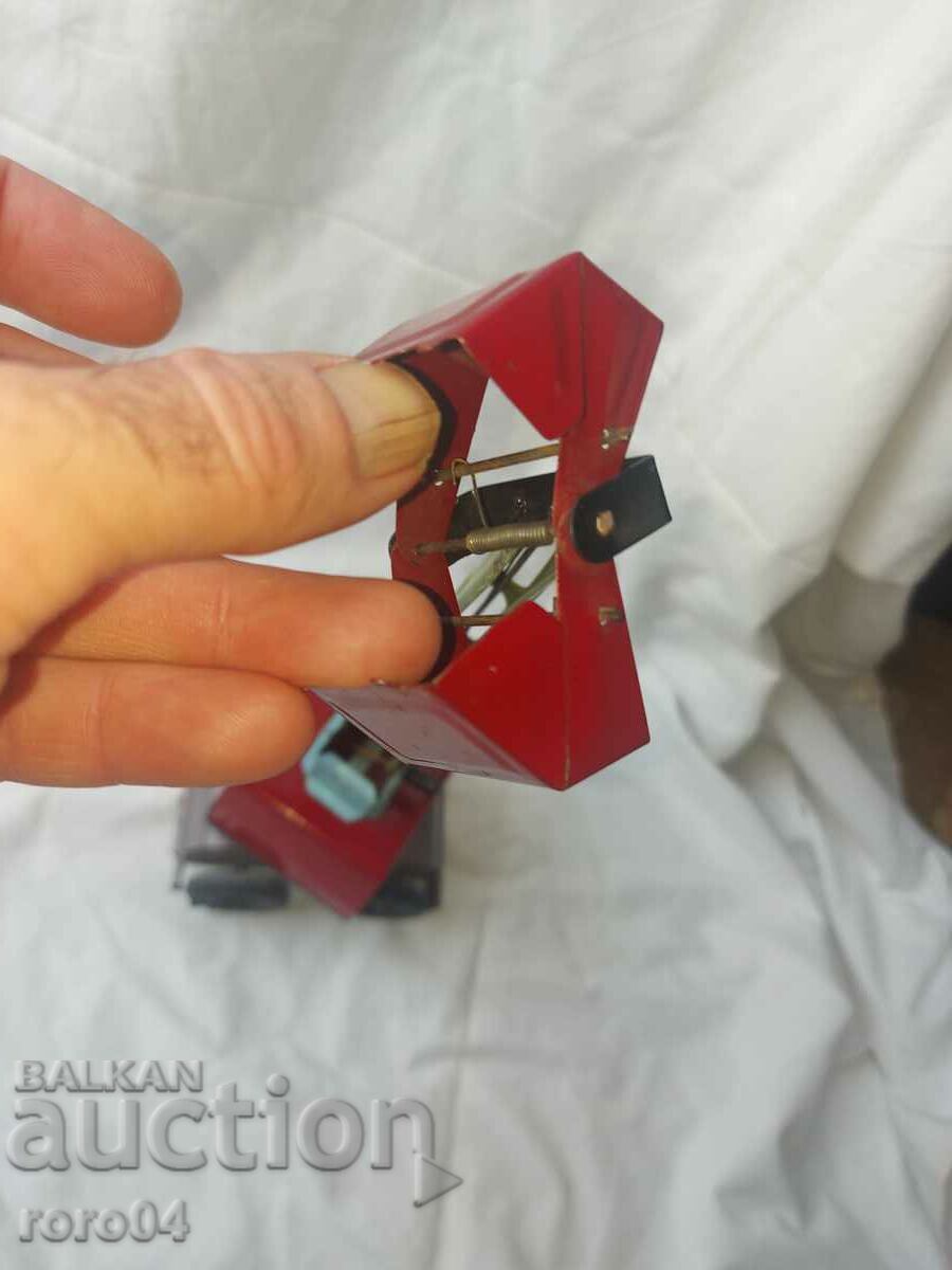 Livrarea ROBINET MECANIC VECHI DE TABLA Livrarea ROBINET MECANIC VECHI DE TABLA