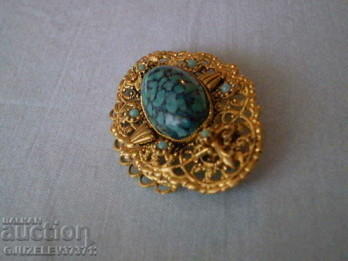 Vintage filigree yellow metal brooch with price 79.00 BGN | € 40.39 Vintage filigree yellow metal brooch with price 79.00 BGN | € 40.39