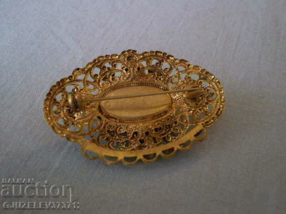 Delivery of Vintage filigree yellow metal brooch Delivery of Vintage filigree yellow metal brooch