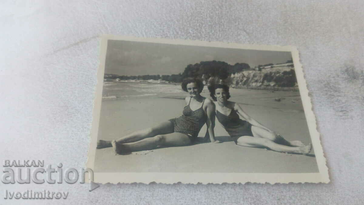 Photo Two young women on the beach