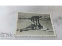 Снимка Две млади жени на плажа