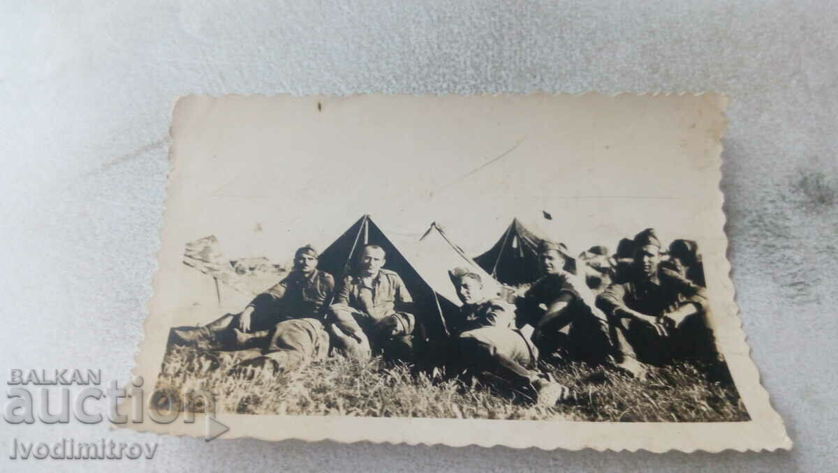 Foto Soldații pe pajiștea din fața corturilor