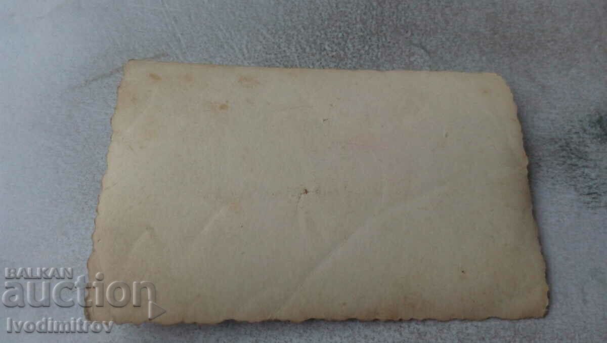 Foto Bărbat cu o bicicletă de epocă pe stradă cu preț 1.45 BGN | € 0.74 Foto Bărbat cu o bicicletă de epocă pe stradă cu preț 1.45 BGN | € 0.74