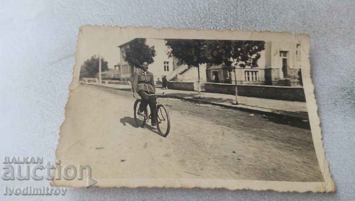 Foto Bărbat cu o bicicletă de epocă pe stradă