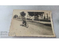 Φωτογραφία Άνθρωπος με ένα vintage ποδήλατο στο δρόμο