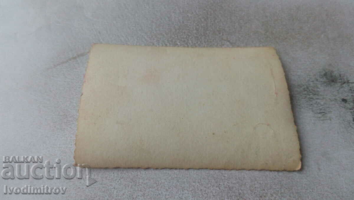 Fotografie Un soldat cu o bicicletă de epocă pe stradă cu preț 1.85 BGN | € 0.95 Fotografie Un soldat cu o bicicletă de epocă pe stradă cu preț 1.85 BGN | € 0.95