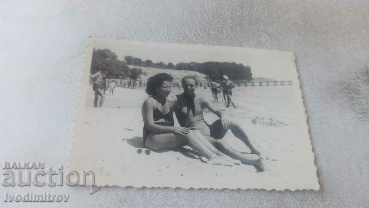 Φωτογραφία Βάρνα Άνδρας και γυναίκα στην παραλία 1948